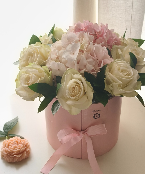 Le Laro Flower Candle Chocolate Gift Box-1 Le Laro Floral Gift Box