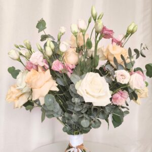 Le Laro Roses and Lisianthus