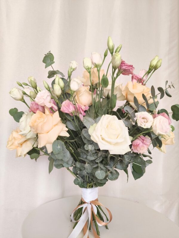 roses and lisanthus1 Le Laro Roses and Lisianthus