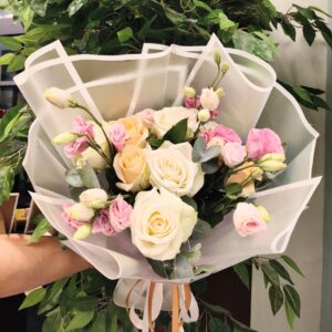 Le Laro Roses and Lisianthus