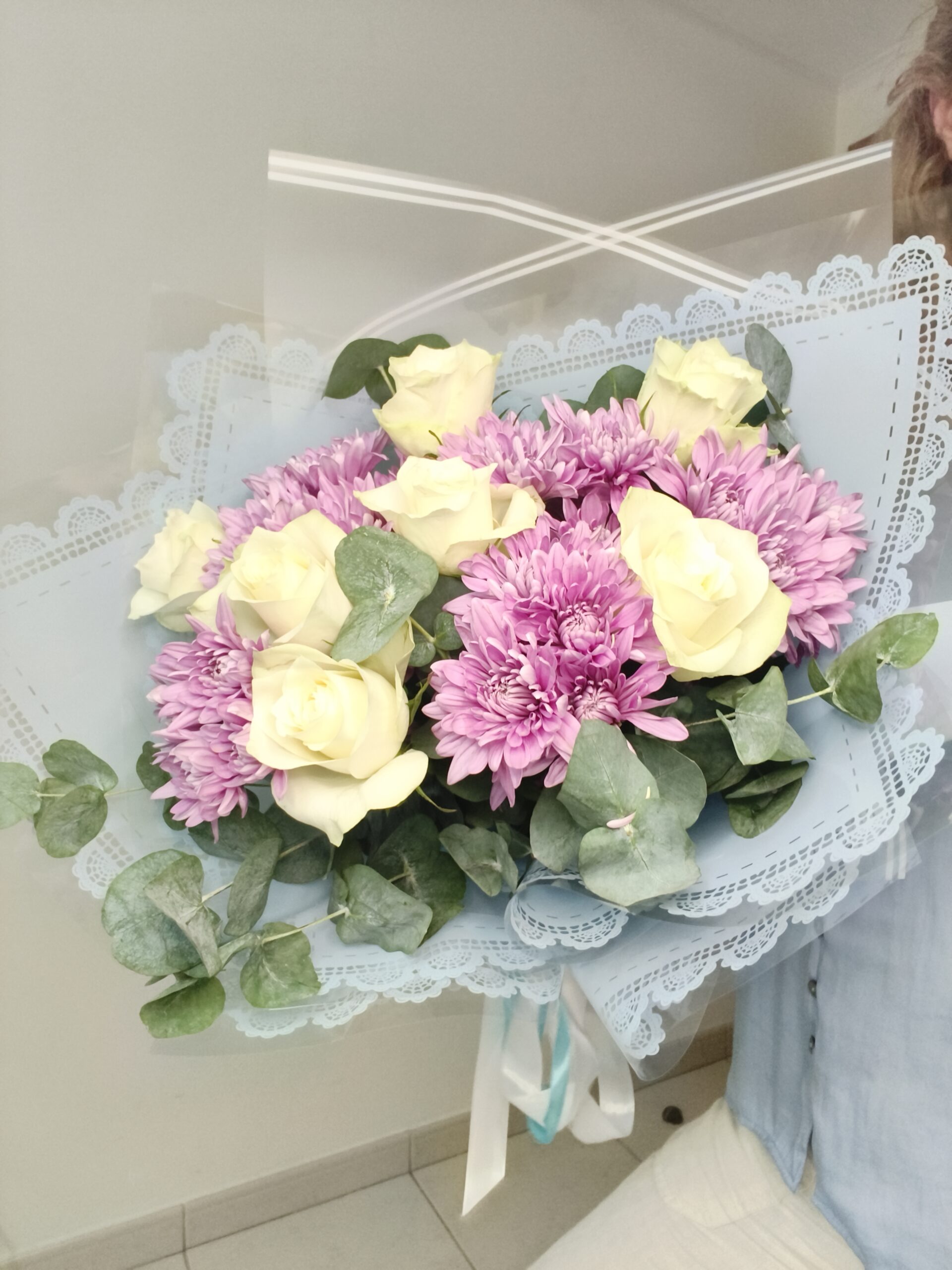 Le Laro Roses and Chrysantemum